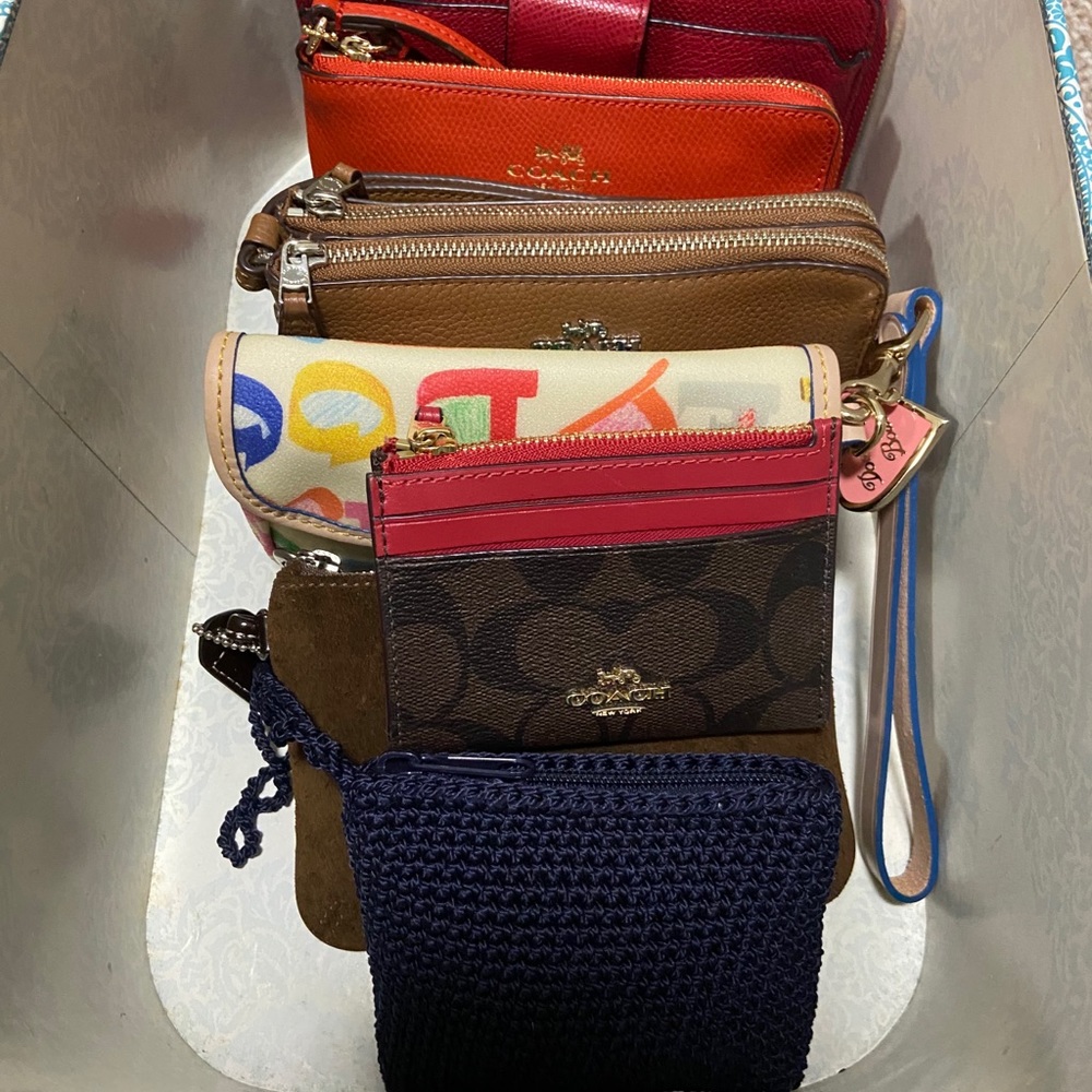♥️ Navy Wristlet - Picture 7 of 7
